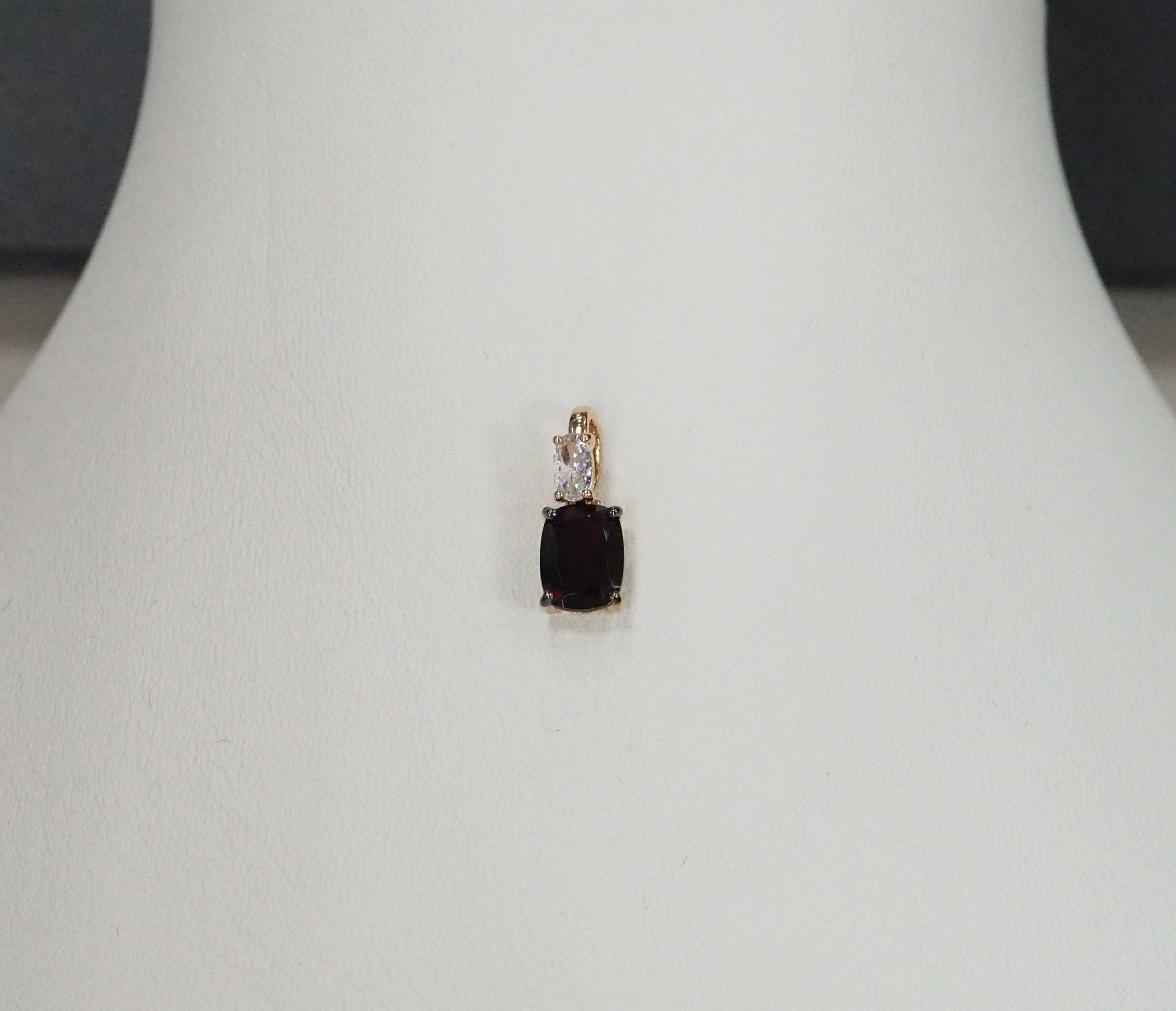 Серебряная подвеска с гранатом